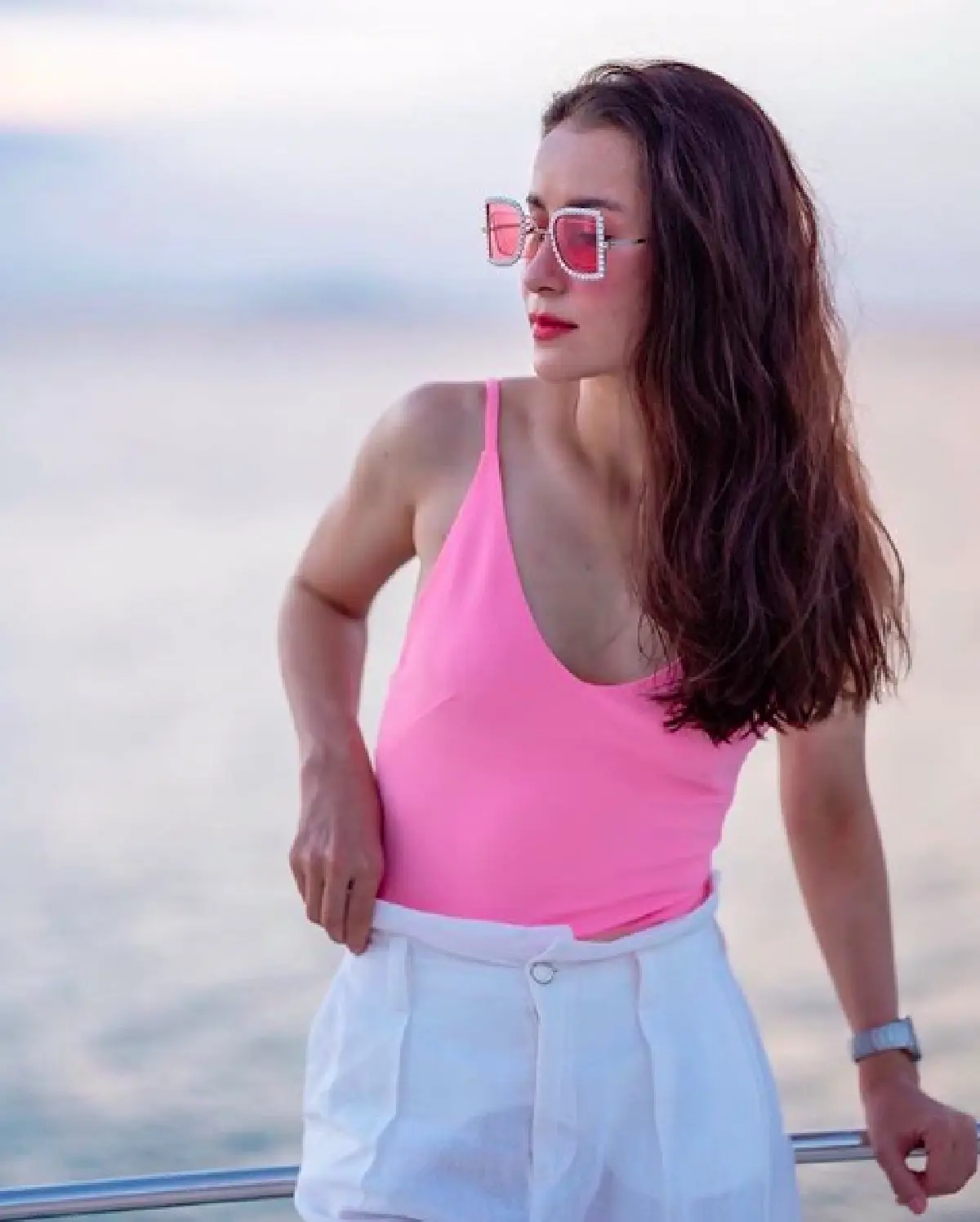 หาดูยาก "แอน ทองประสม" สวมชุดว่ายน้ำสีชมพูสดใสโชว์แผ่นหลังเนียนขาว