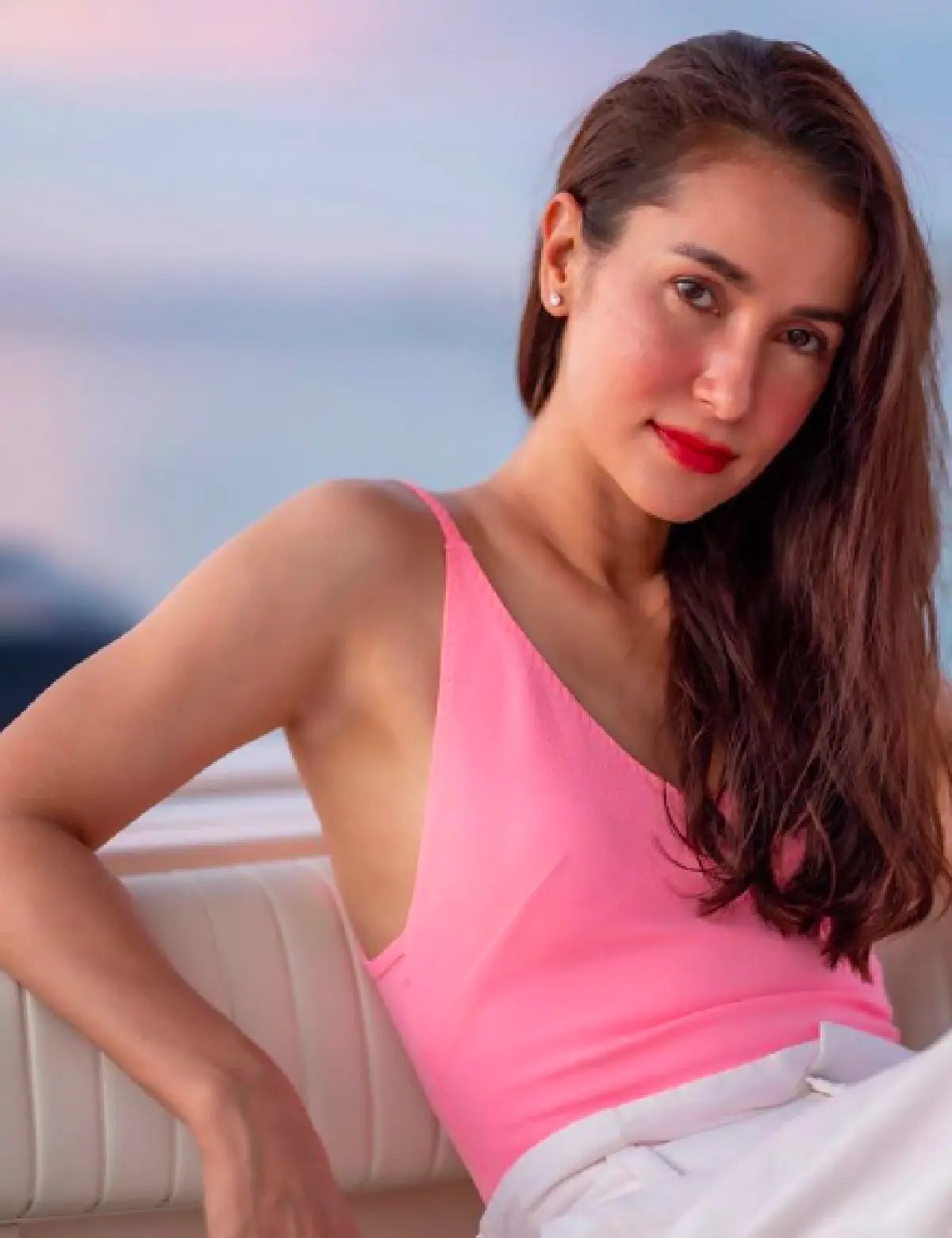 หาดูยาก "แอน ทองประสม" สวมชุดว่ายน้ำสีชมพูสดใสโชว์แผ่นหลังเนียนขาว