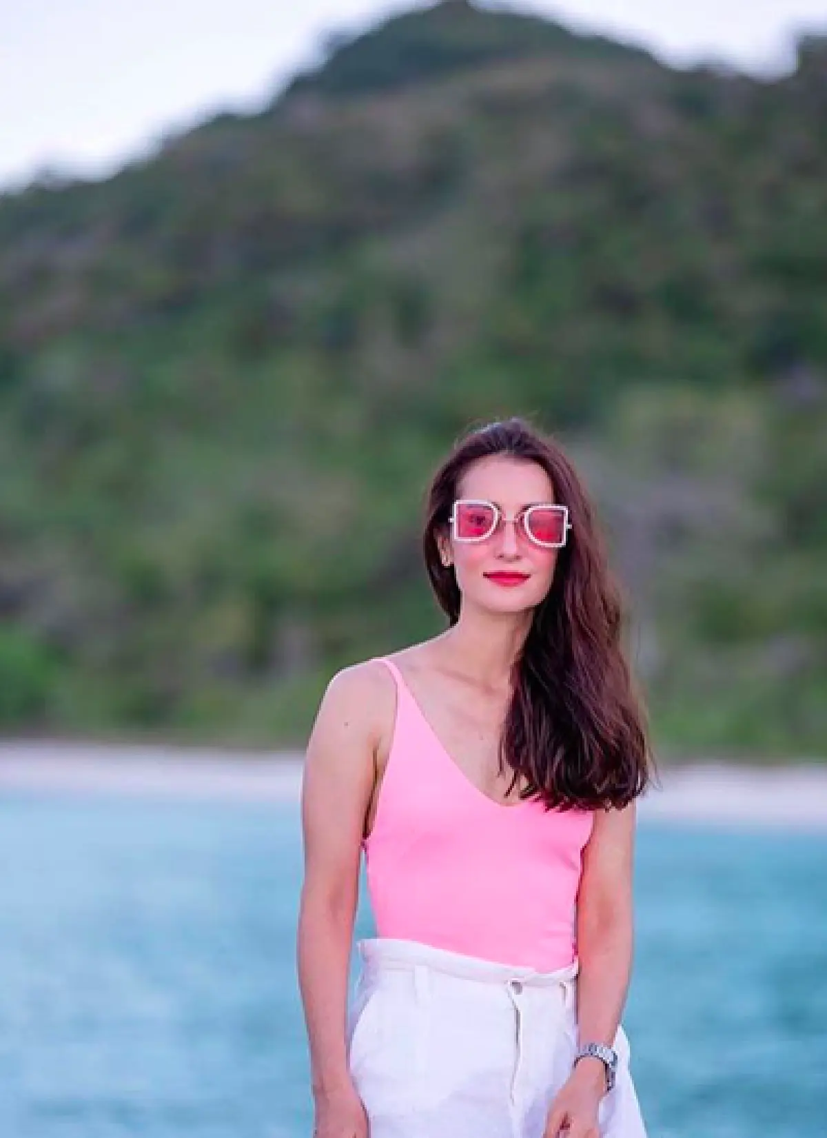 หาดูยาก "แอน ทองประสม" สวมชุดว่ายน้ำสีชมพูสดใสโชว์แผ่นหลังเนียนขาว