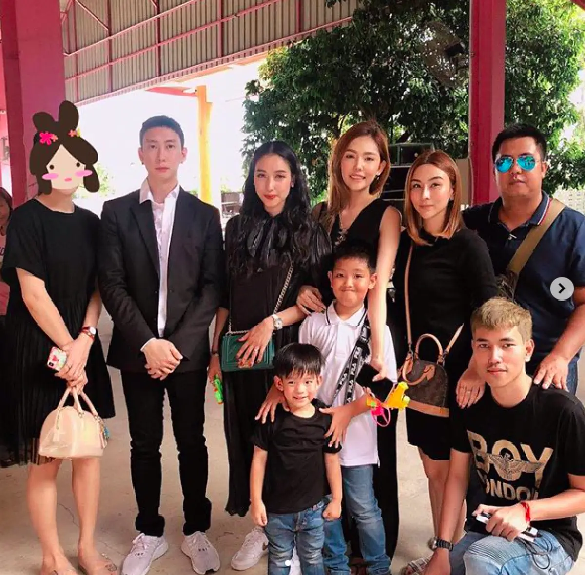 “เบนซ์ เรซซิ่ง” ร่วมงานศพ "คุณแม่แพท ณปภา” อยู่เคียงข้างส่งกำลังใจ