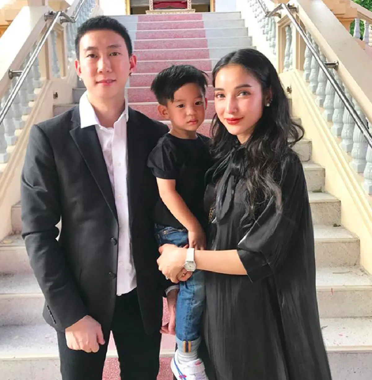 “เบนซ์ เรซซิ่ง” ร่วมงานศพ "คุณแม่แพท ณปภา” อยู่เคียงข้างส่งกำลังใจ