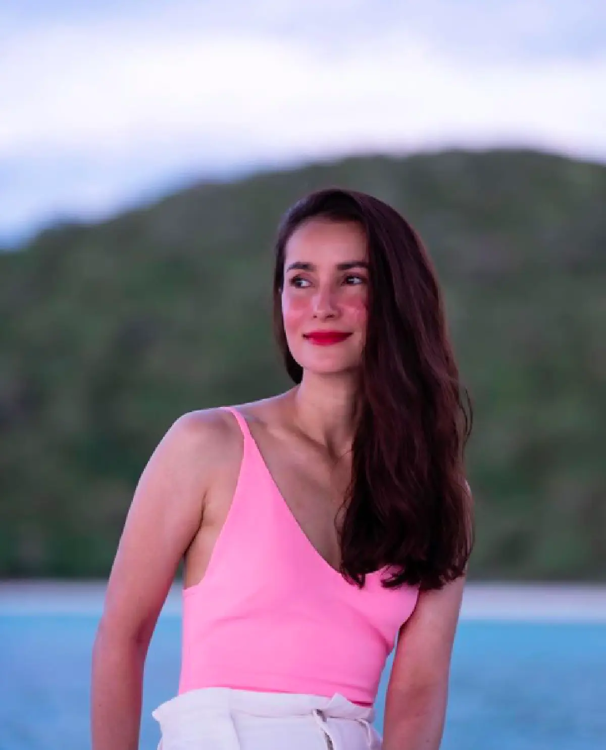 หาดูยาก "แอน ทองประสม" สวมชุดว่ายน้ำสีชมพูสดใสโชว์แผ่นหลังเนียนขาว