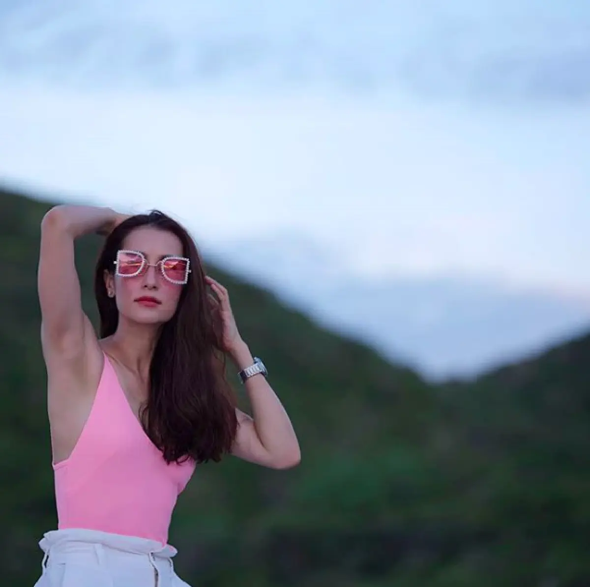 หาดูยาก "แอน ทองประสม" สวมชุดว่ายน้ำสีชมพูสดใสโชว์แผ่นหลังเนียนขาว