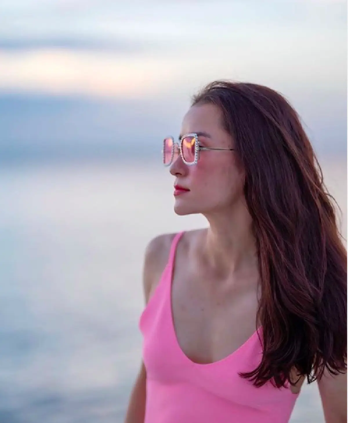 หาดูยาก "แอน ทองประสม" สวมชุดว่ายน้ำสีชมพูสดใสโชว์แผ่นหลังเนียนขาว