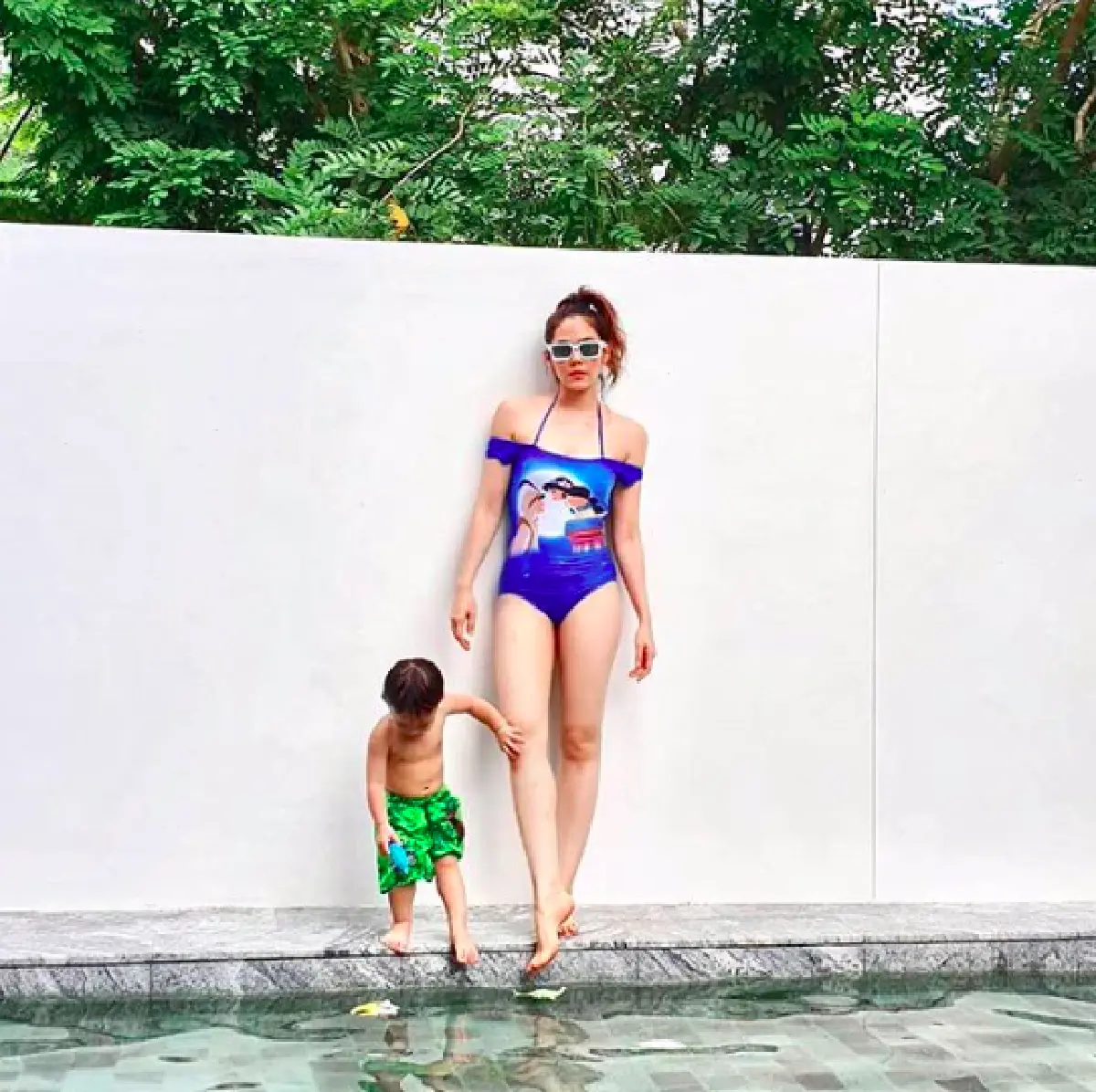 หลีกทางให้คุณแม่ด้วย! เมื่อคนบันเทิงสาวมีลูกแต่หุ่นยังเป๊ะในชุดว่ายน้ำ