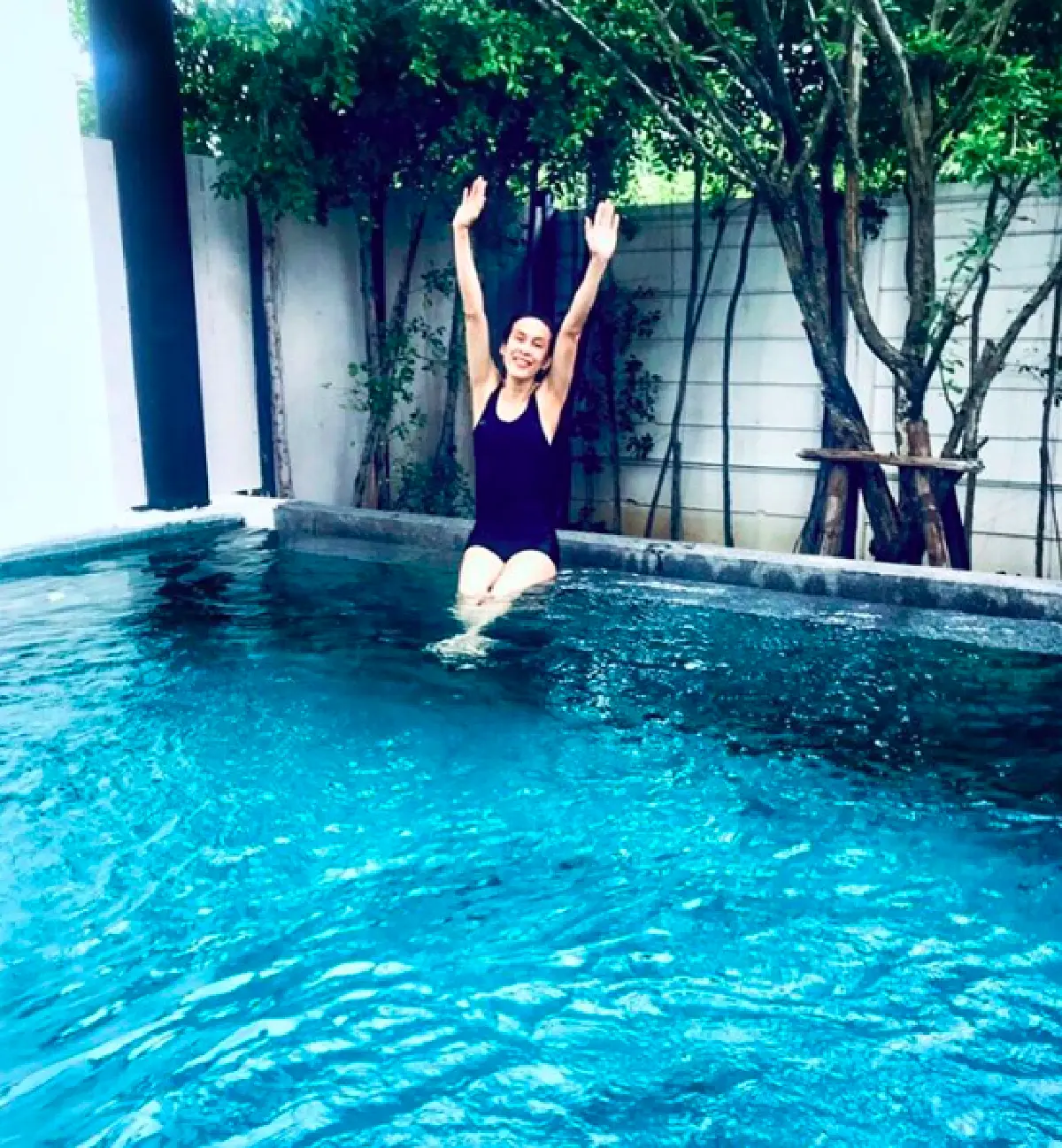 ขยี้ตารัวๆ “ปุ๊ อัญชลี” สวมชุดว่ายน้ำแบบวันพีซนั่งชิวๆ อยู่ริมสระน้ำ