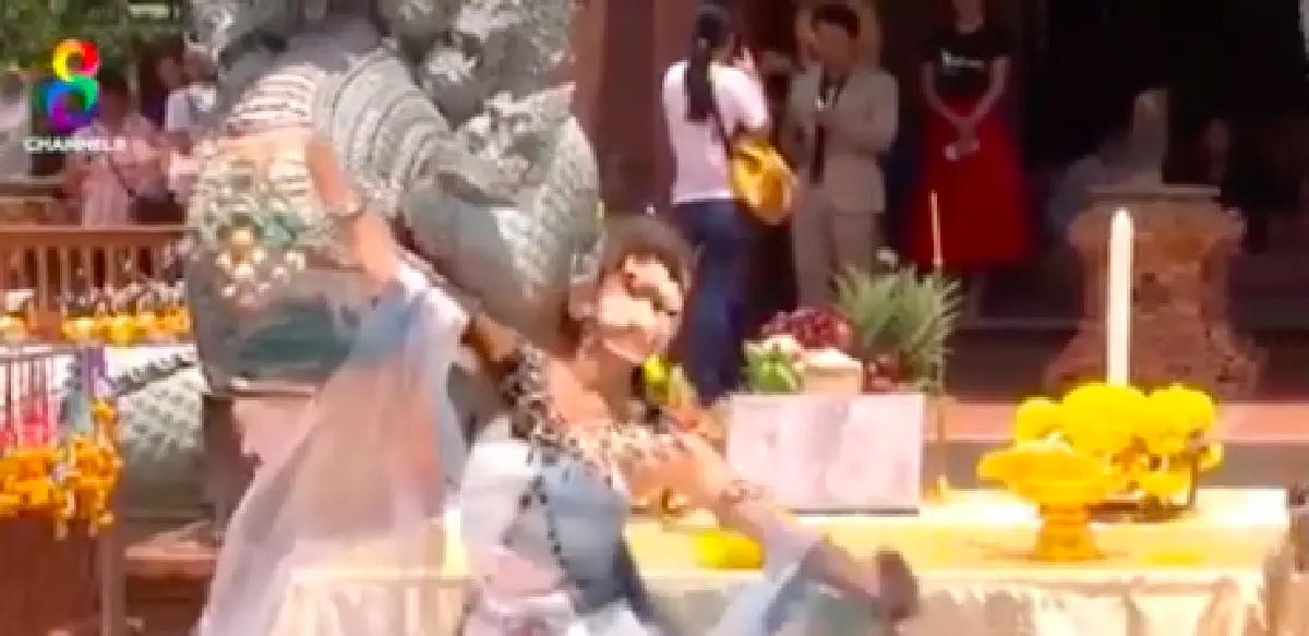"ยีนส์ เกวลิน” รำบวงสรวงพญานาค จู่ๆ มีเงาปริศนามาพาดที่หน้า