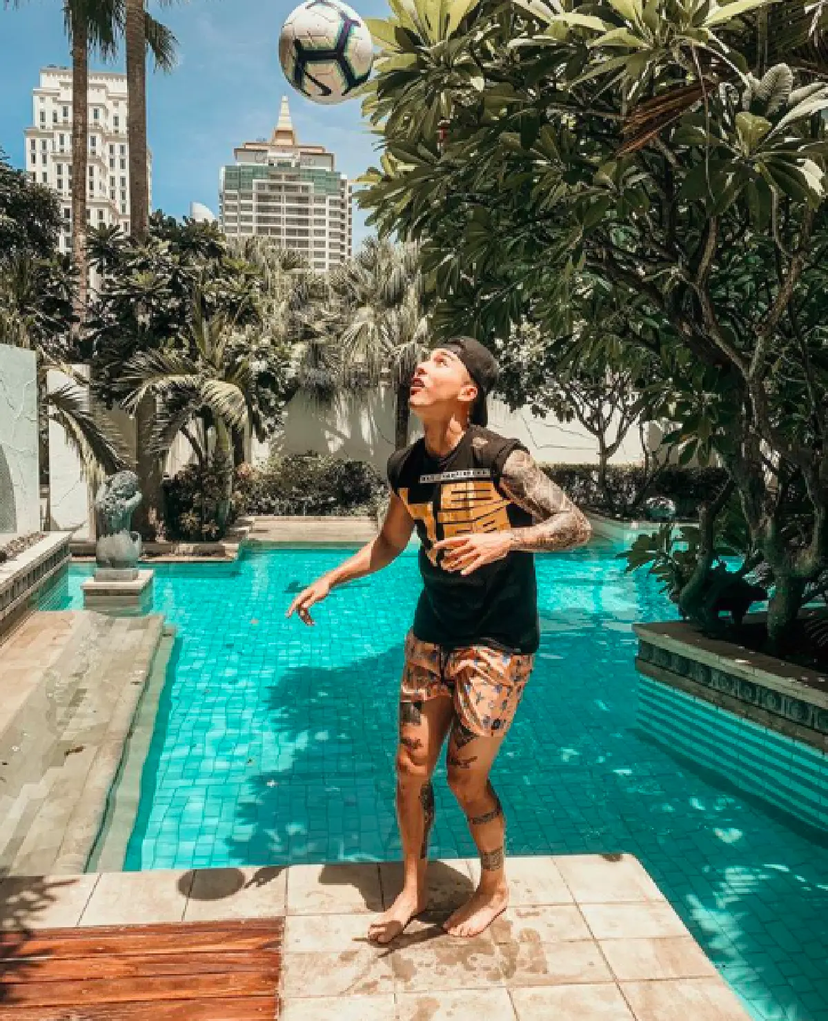 "เลน่า” โพสต์คลิปแฟนหนุ่ม "ชาริล ชัปปุยส์” ลงเล่นน้ำ แฟนๆ กลับถามใส่กางเกงหรือไม่