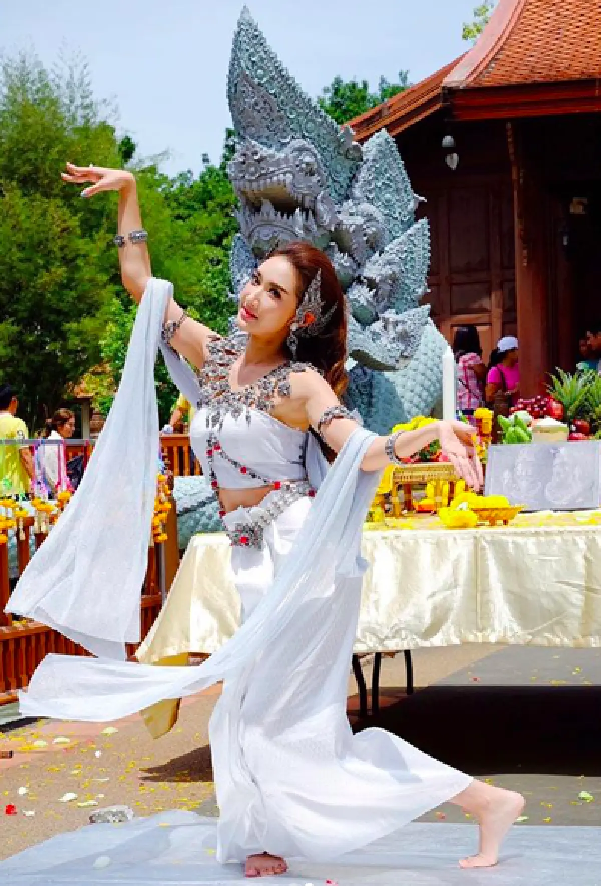 "ยีนส์ เกวลิน” รำบวงสรวงพญานาค จู่ๆ มีเงาปริศนามาพาดที่หน้า