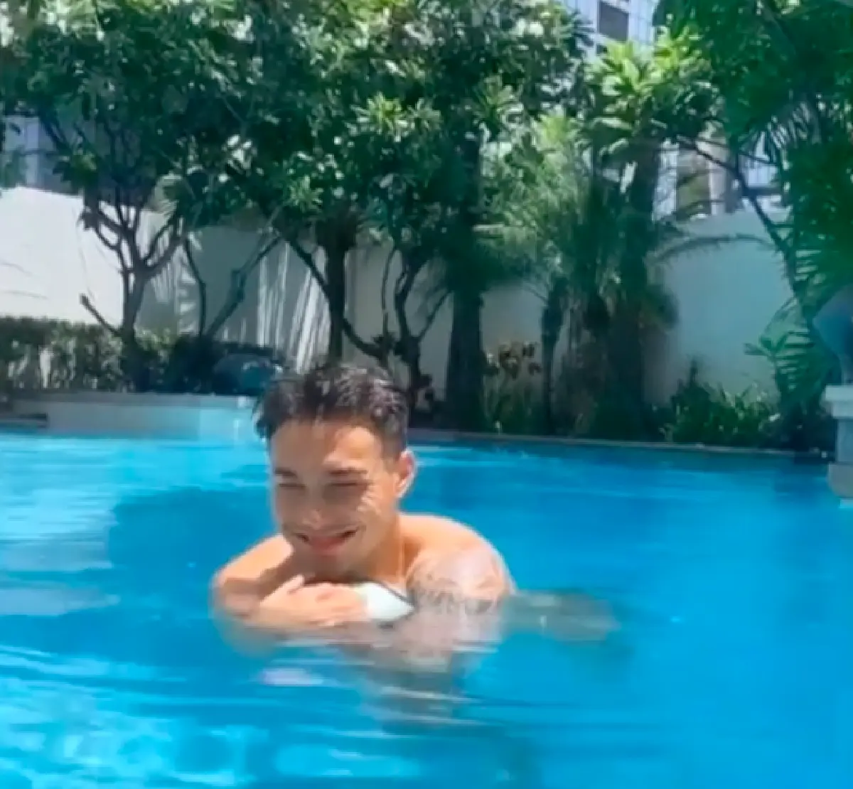 "เลน่า” โพสต์คลิปแฟนหนุ่ม "ชาริล ชัปปุยส์” ลงเล่นน้ำ แฟนๆ กลับถามใส่กางเกงหรือไม่