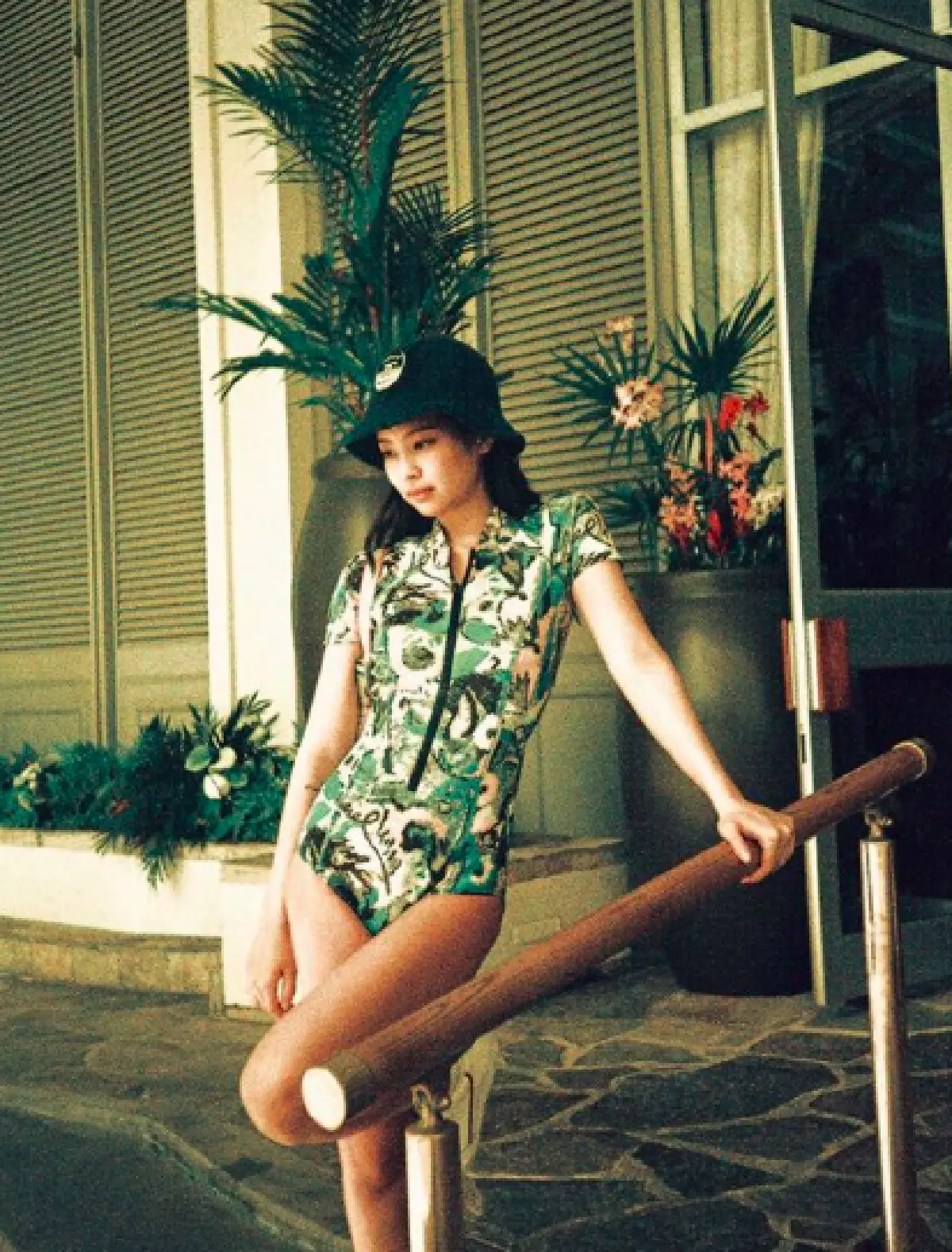 ไม่ต้องโป๊ก็ดูดีได้! 4 สาว BLACKPINK กับชุดเล่นน้ำที่ฮาวาย