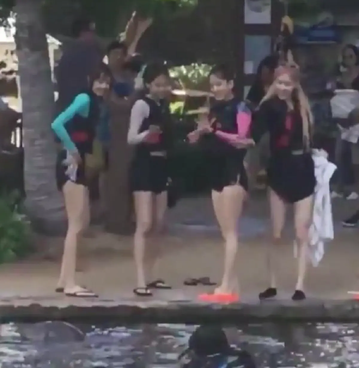 ไม่ต้องโป๊ก็ดูดีได้! 4 สาว BLACKPINK กับชุดเล่นน้ำที่ฮาวาย