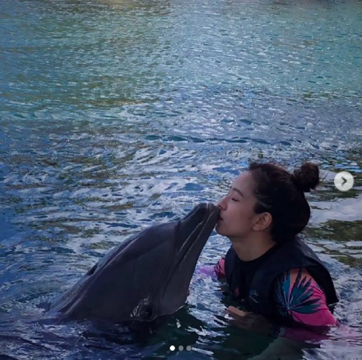 ไม่ต้องโป๊ก็ดูดีได้! 4 สาว BLACKPINK กับชุดเล่นน้ำที่ฮาวาย