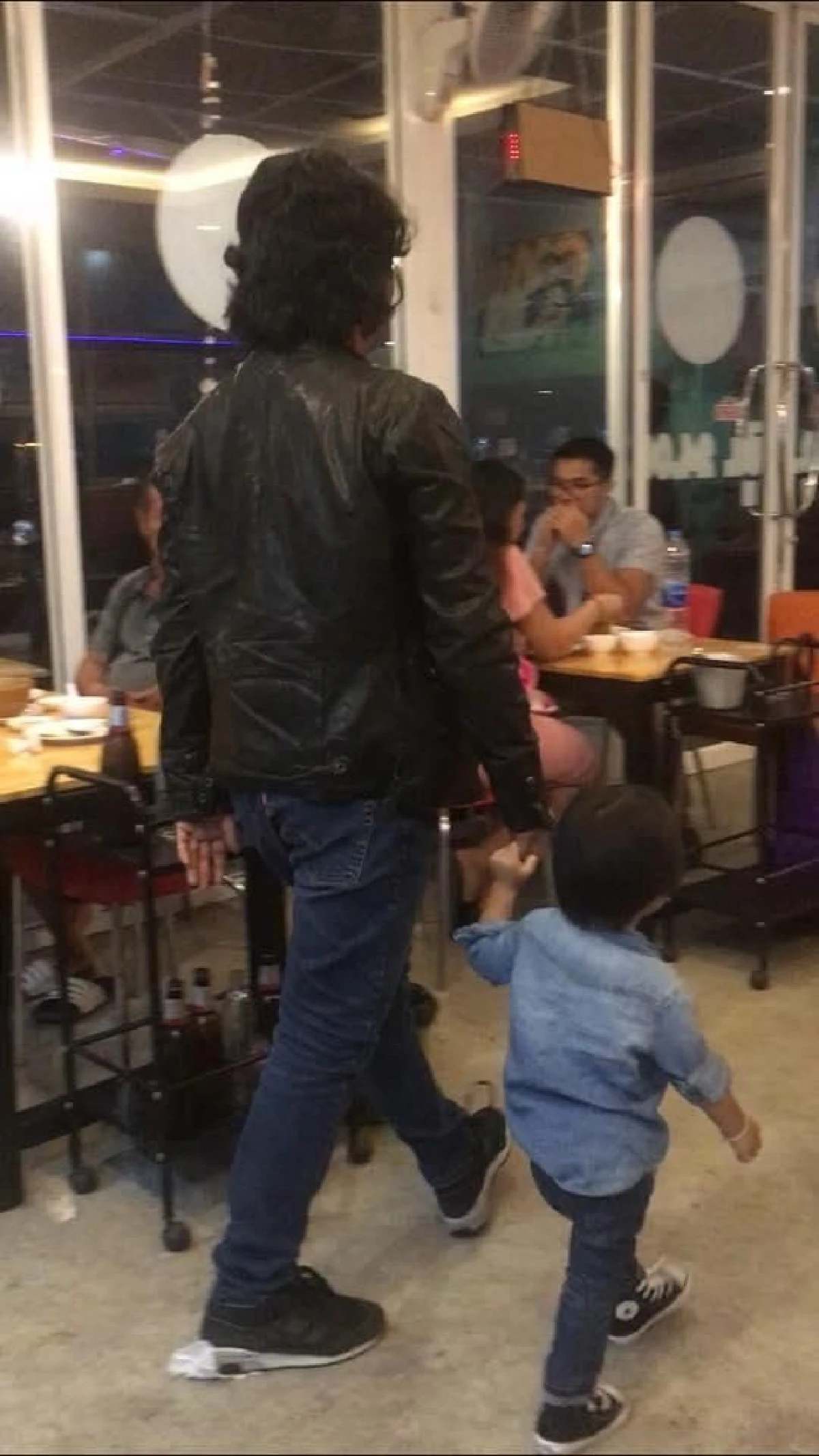 ภาพสุดอบอุ่น! เสก-กานต์ นัดเจอ แซนวิช มอบสร้อยทองรับขวัญ น้องลีออง