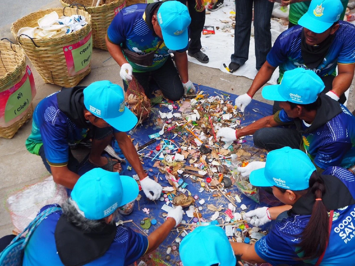 "รมว.ทส." นำทีม เก็บขยะชายหาด กระตุ้นจิตสำนึก ลดปัญหาขยะทะเล