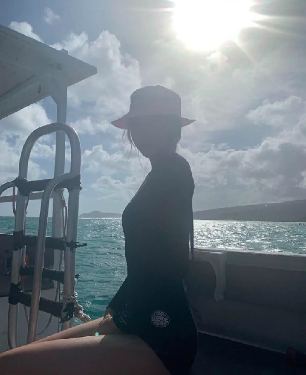 ไม่ต้องโป๊ก็ดูดีได้! 4 สาว BLACKPINK กับชุดเล่นน้ำที่ฮาวาย