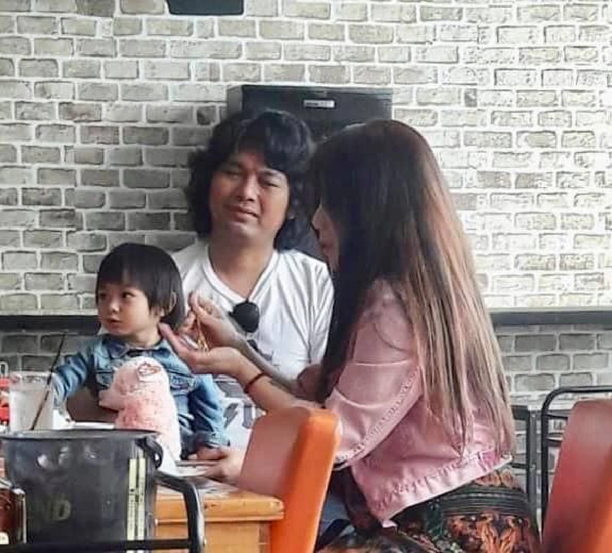 ภาพสุดอบอุ่น! เสก-กานต์ นัดเจอ แซนวิช มอบสร้อยทองรับขวัญ น้องลีออง