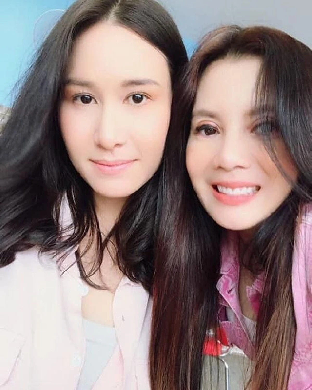 ภาพสุดอบอุ่น! เสก-กานต์ นัดเจอ แซนวิช มอบสร้อยทองรับขวัญ น้องลีออง