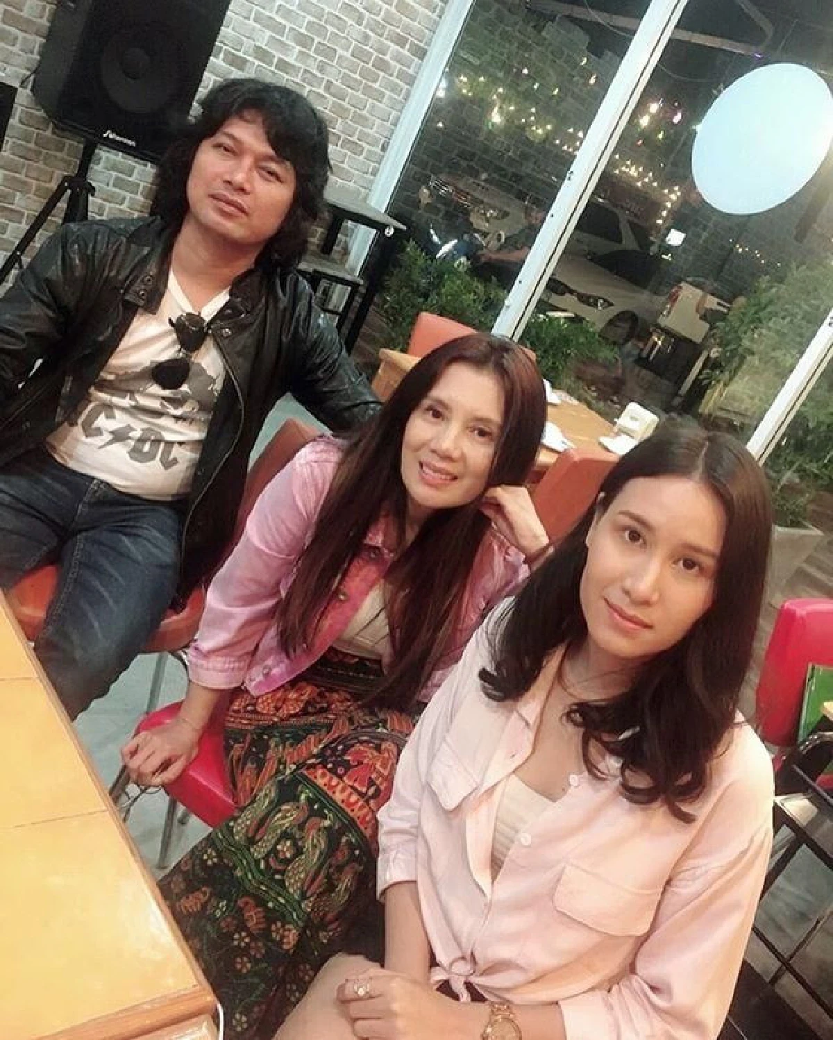 ภาพสุดอบอุ่น! เสก-กานต์ นัดเจอ แซนวิช มอบสร้อยทองรับขวัญ น้องลีออง