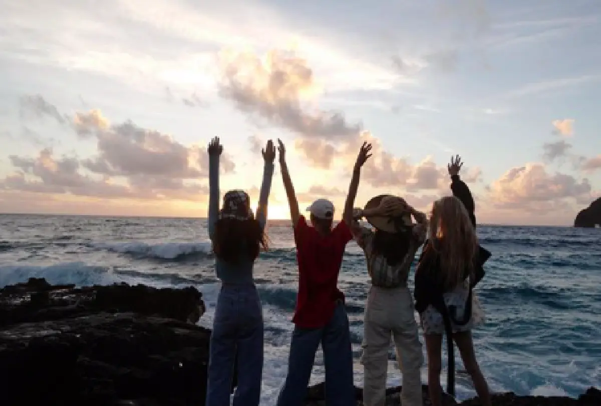 ไม่ต้องโป๊ก็ดูดีได้! 4 สาว BLACKPINK กับชุดเล่นน้ำที่ฮาวาย