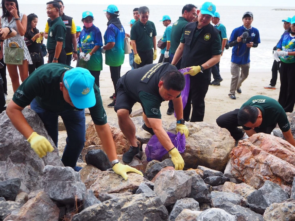 "รมว.ทส." นำทีม เก็บขยะชายหาด กระตุ้นจิตสำนึก ลดปัญหาขยะทะเล