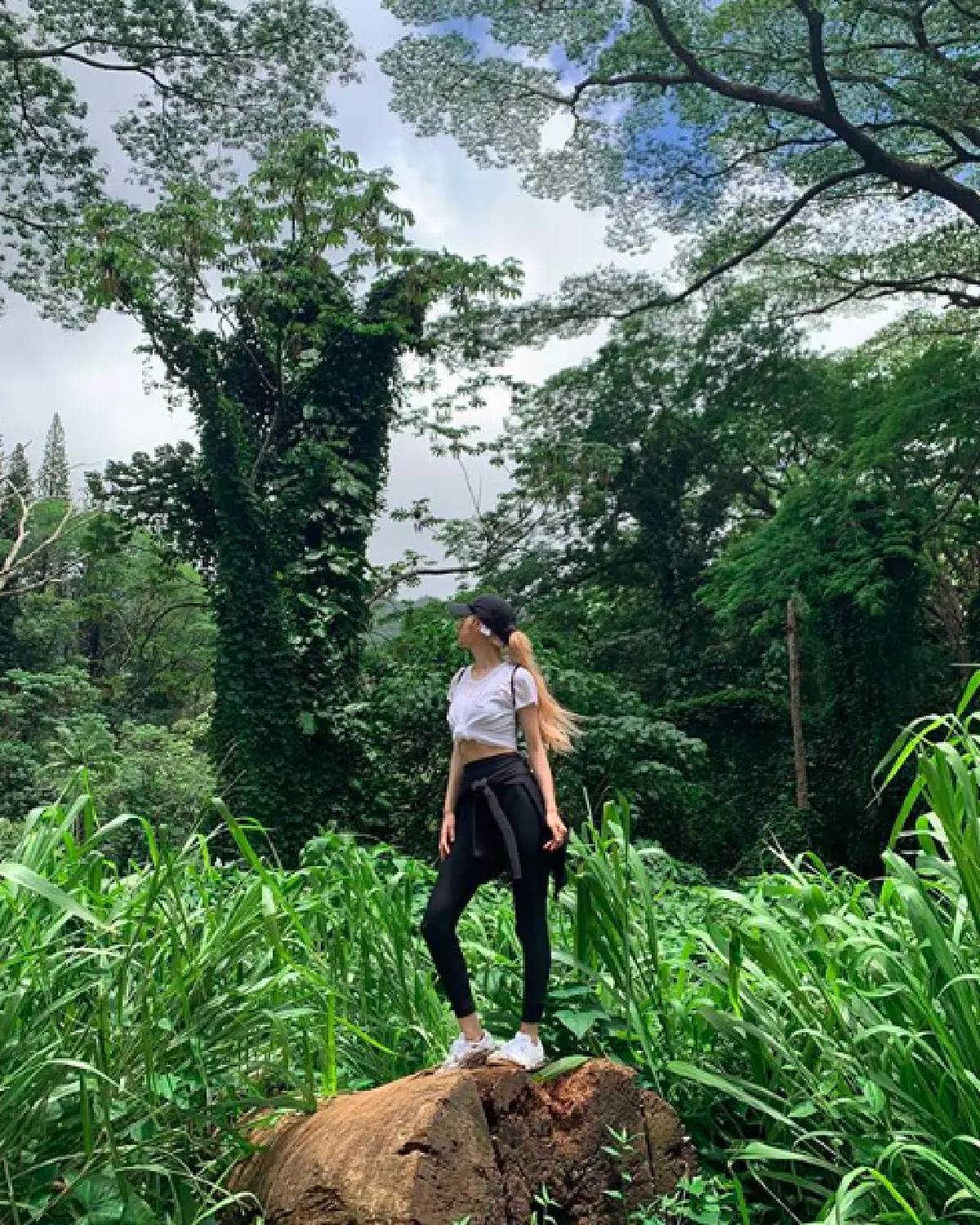 ไม่ต้องโป๊ก็ดูดีได้! 4 สาว BLACKPINK กับชุดเล่นน้ำที่ฮาวาย