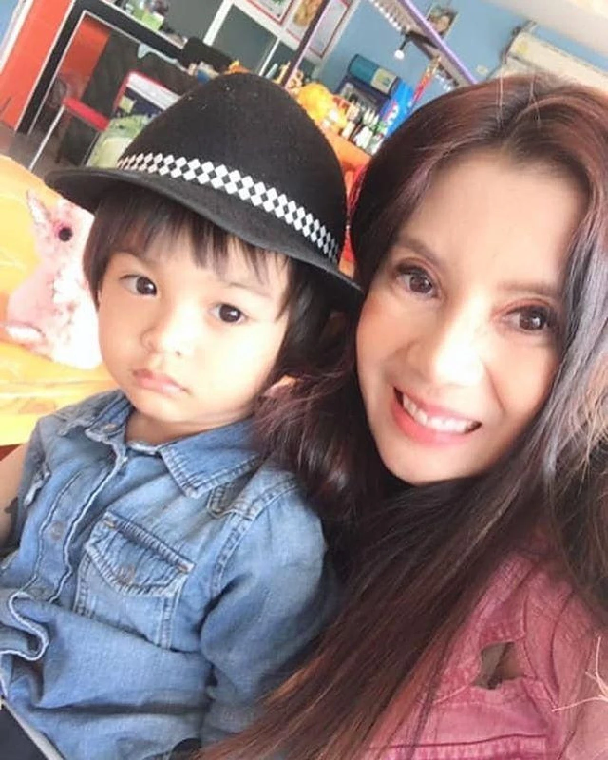 ภาพสุดอบอุ่น! เสก-กานต์ นัดเจอ แซนวิช มอบสร้อยทองรับขวัญ น้องลีออง