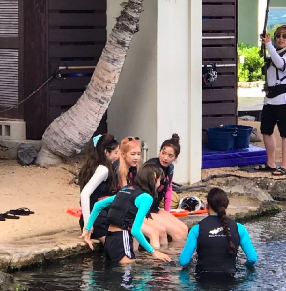 ไม่ต้องโป๊ก็ดูดีได้! 4 สาว BLACKPINK กับชุดเล่นน้ำที่ฮาวาย