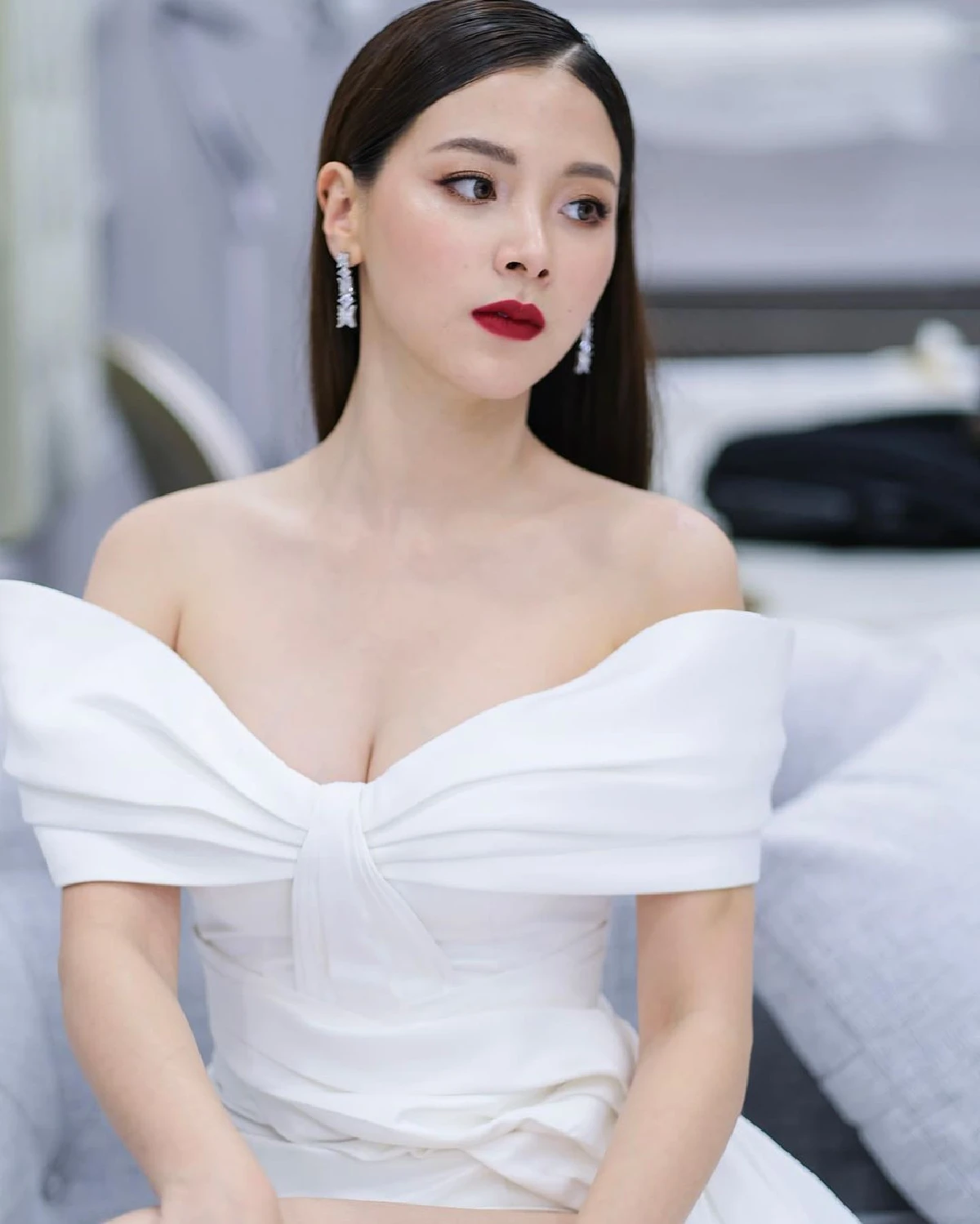 นิราฟีเวอร์! ใบเฟิร์น พิมพ์ชนก บินร่วมงานที่เวียดนามแฟนคลับแห่ต้อนรับล้นสนามบิน