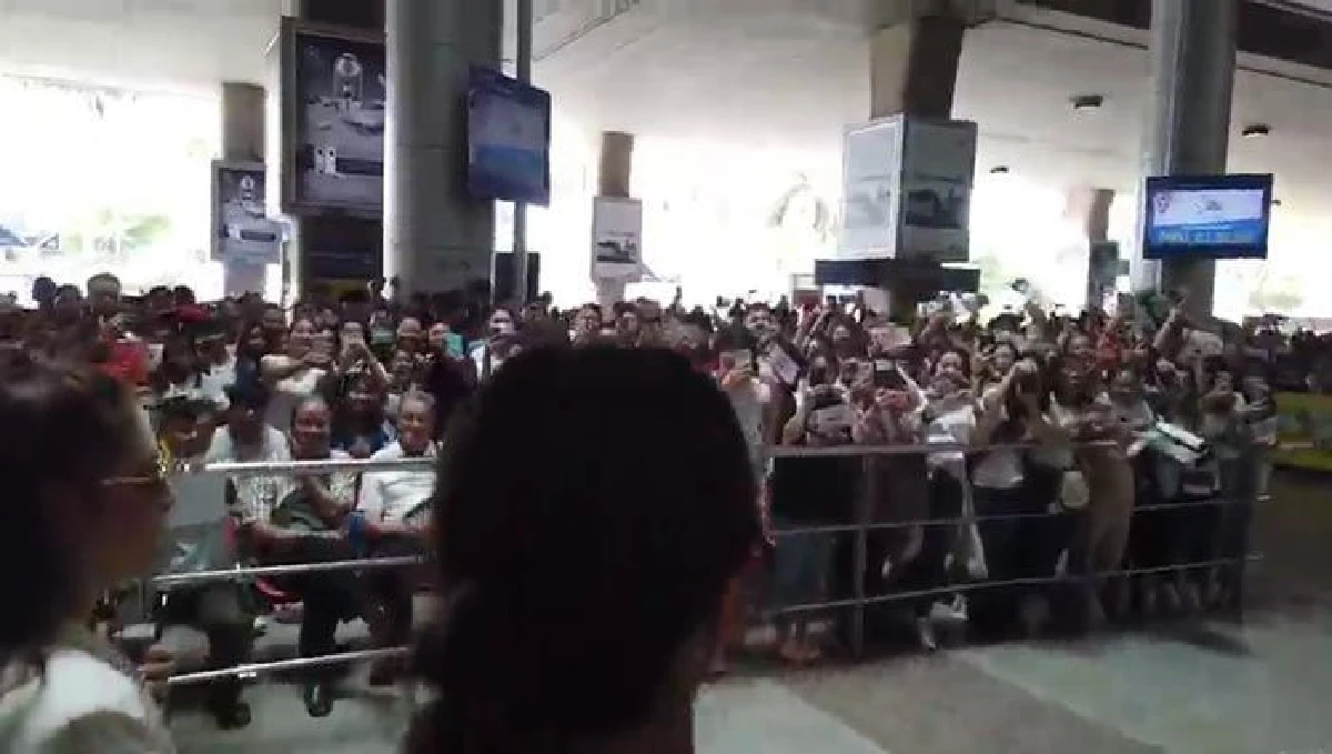 นิราฟีเวอร์! ใบเฟิร์น พิมพ์ชนก บินร่วมงานที่เวียดนามแฟนคลับแห่ต้อนรับล้นสนามบิน