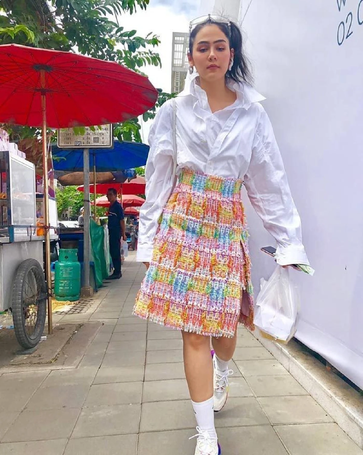 ชมพู่ อารยา กับแฟชั่นซื้อขนมข้างทาง สวยปังสมกับเป็นเน็ตไอดอลคุณภาพ