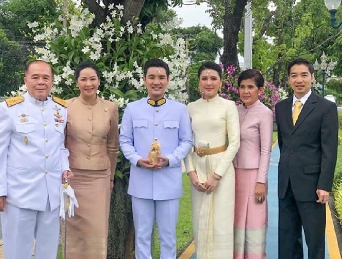 บี มาติกา-ไฮโซกร สวยหล่อจัดเต็ม! จูงมือเข้าพิธีสมรสพระราชทาน