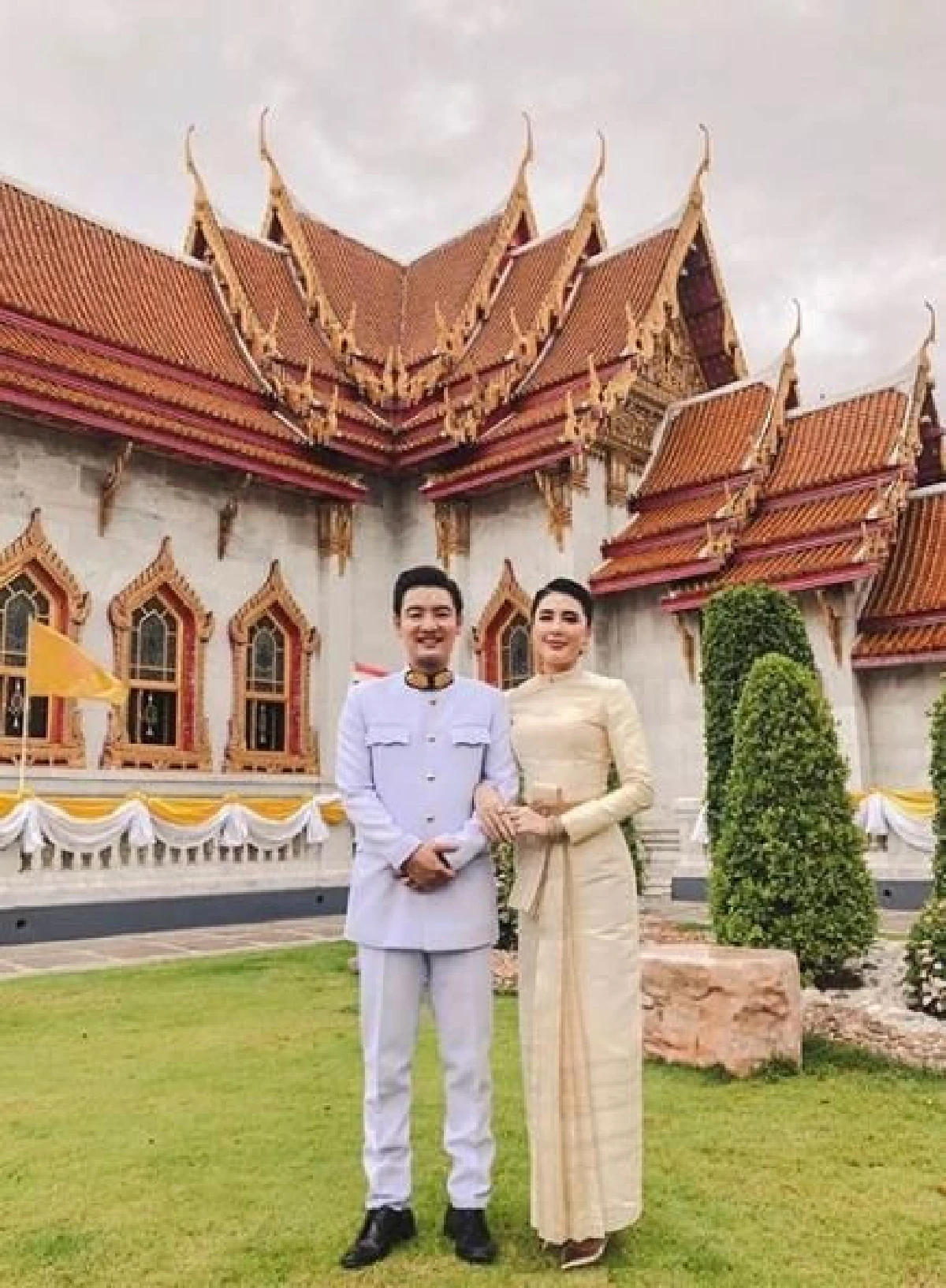 บี มาติกา-ไฮโซกร สวยหล่อจัดเต็ม! จูงมือเข้าพิธีสมรสพระราชทาน