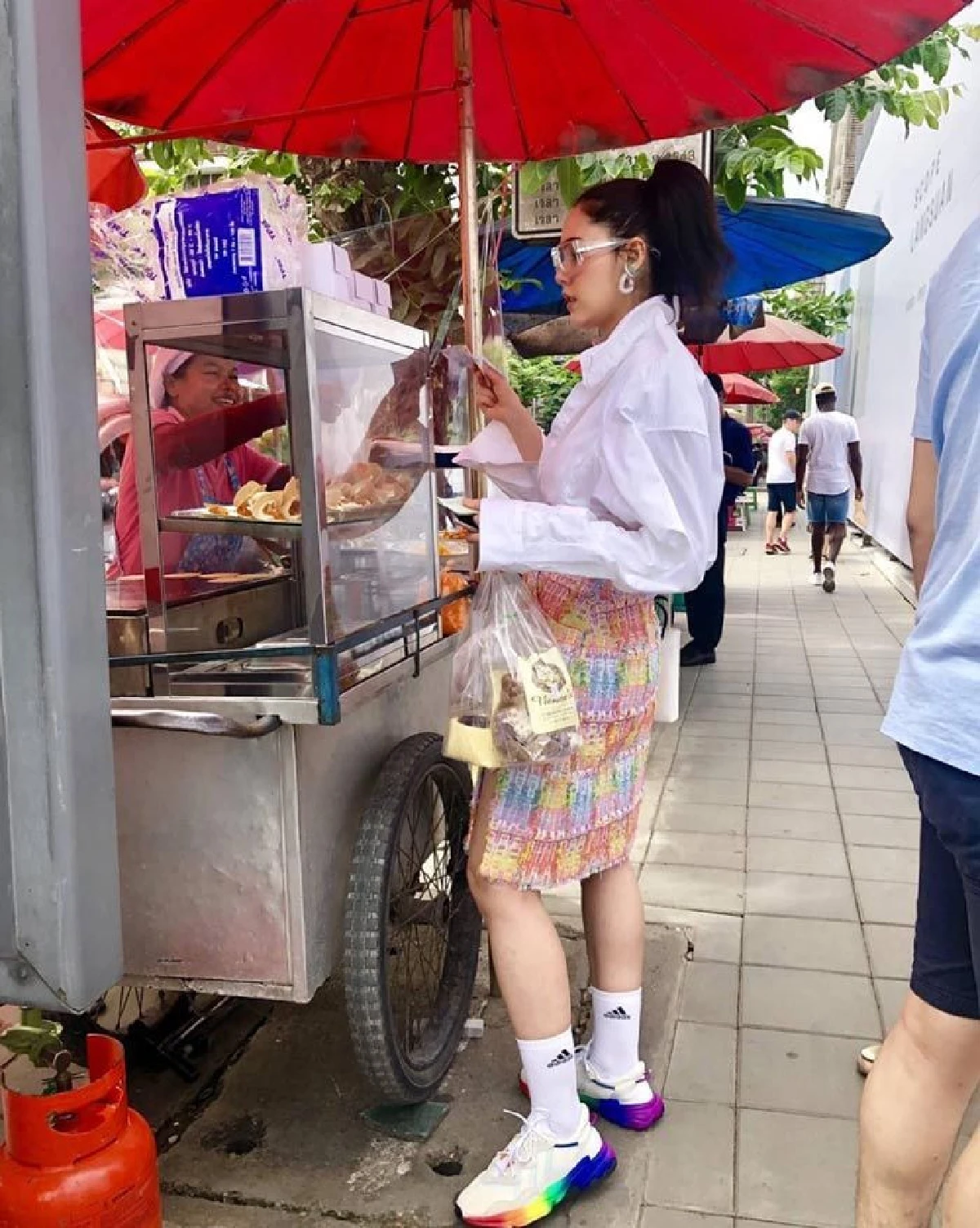 ชมพู่ อารยา กับแฟชั่นซื้อขนมข้างทาง สวยปังสมกับเป็นเน็ตไอดอลคุณภาพ