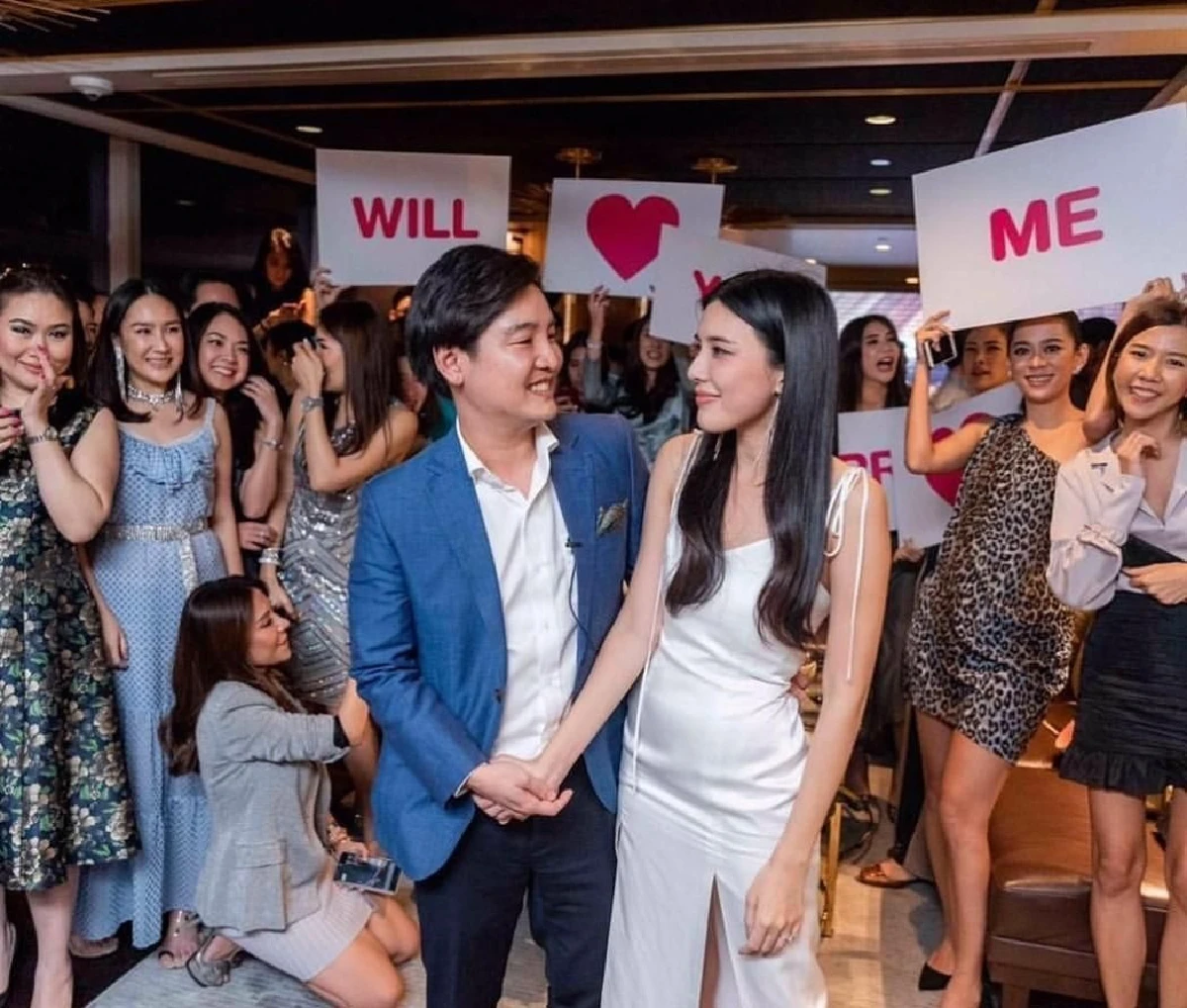 บี มาติกา-ไฮโซกร สวยหล่อจัดเต็ม! จูงมือเข้าพิธีสมรสพระราชทาน