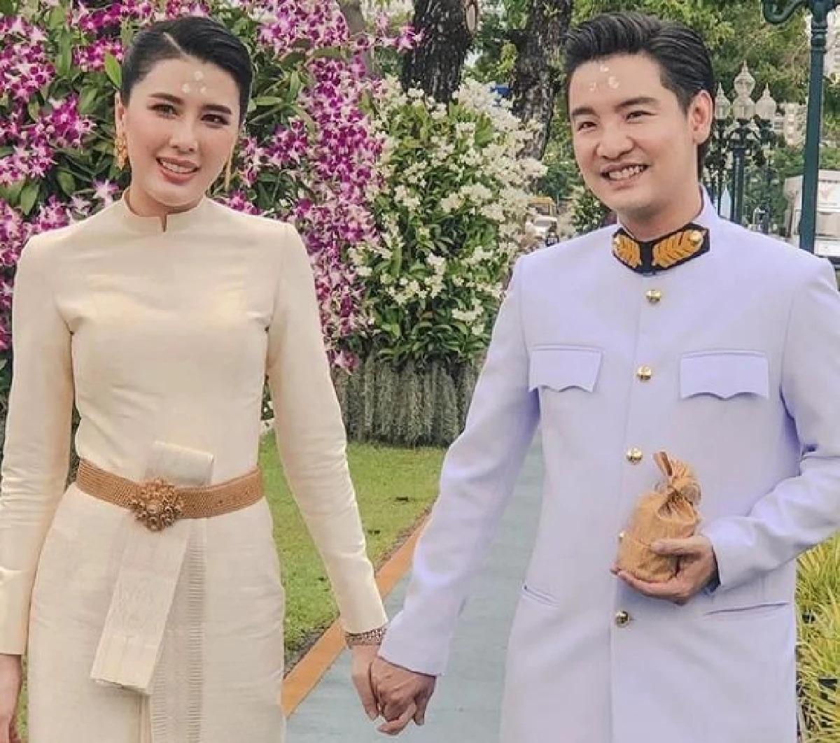 บี มาติกา-ไฮโซกร สวยหล่อจัดเต็ม! จูงมือเข้าพิธีสมรสพระราชทาน