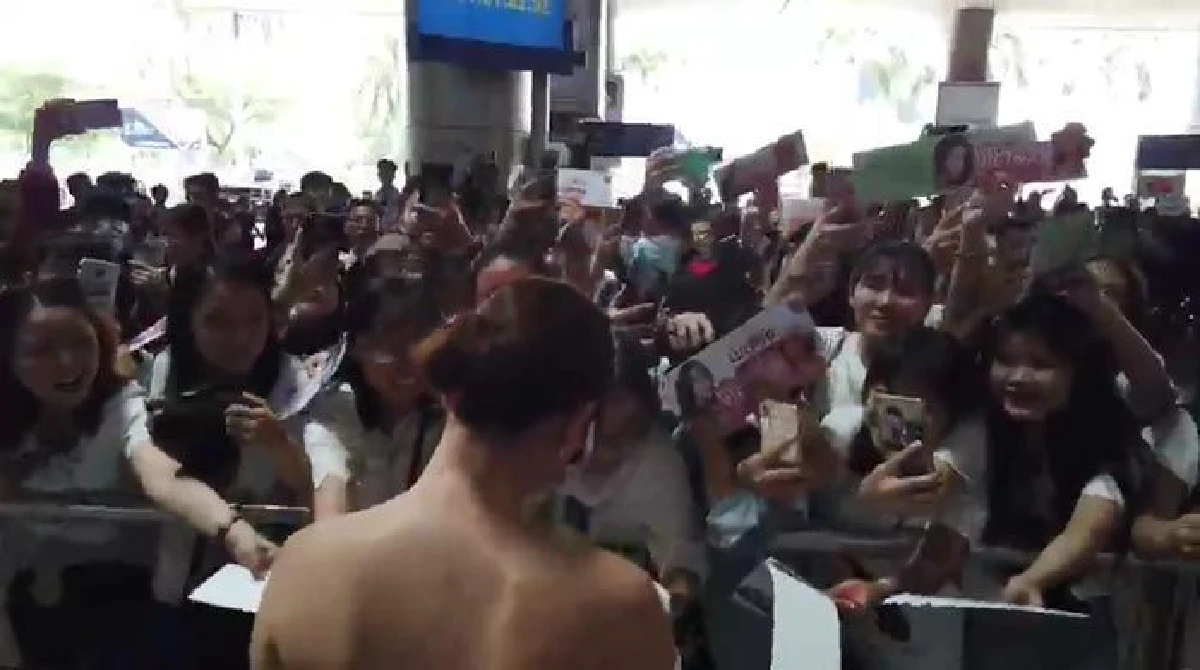 นิราฟีเวอร์! ใบเฟิร์น พิมพ์ชนก บินร่วมงานที่เวียดนามแฟนคลับแห่ต้อนรับล้นสนามบิน