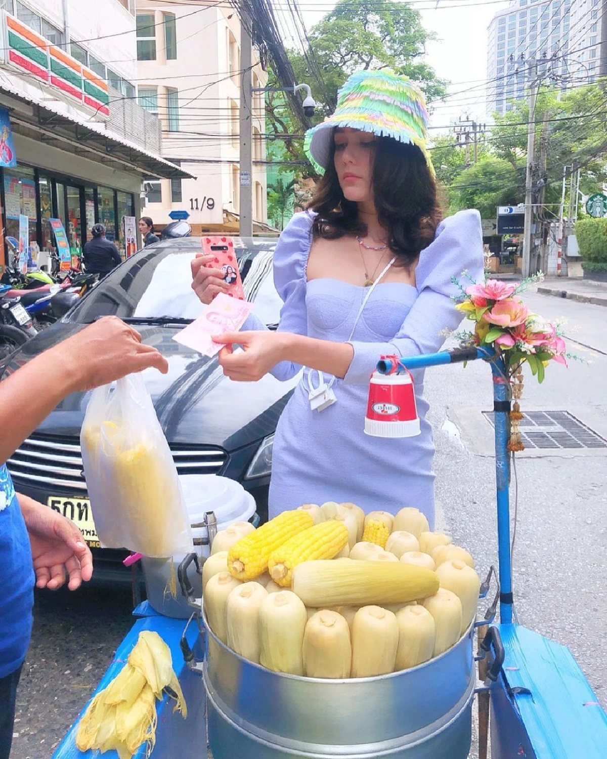 ชมพู่ อารยา กับแฟชั่นซื้อขนมข้างทาง สวยปังสมกับเป็นเน็ตไอดอลคุณภาพ