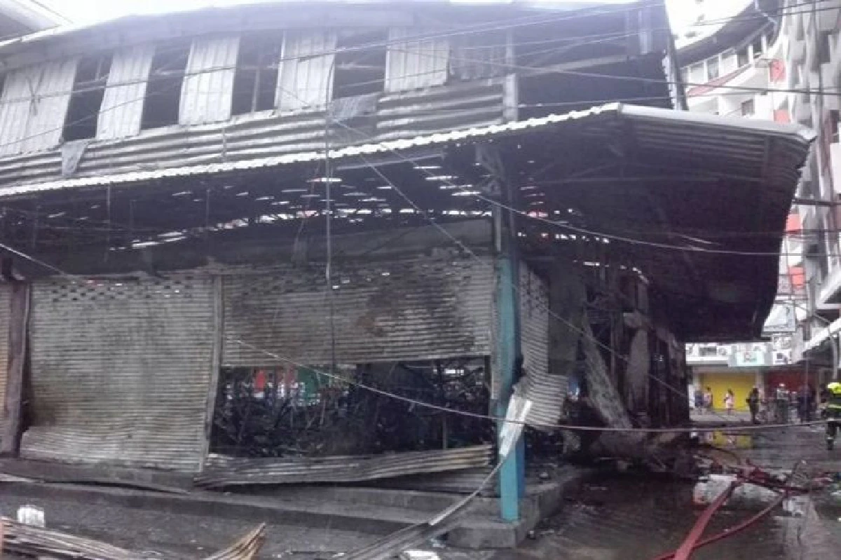 ไฟไหม้ 4 จุด พร้อมกัน ย่านประตูน้ำ