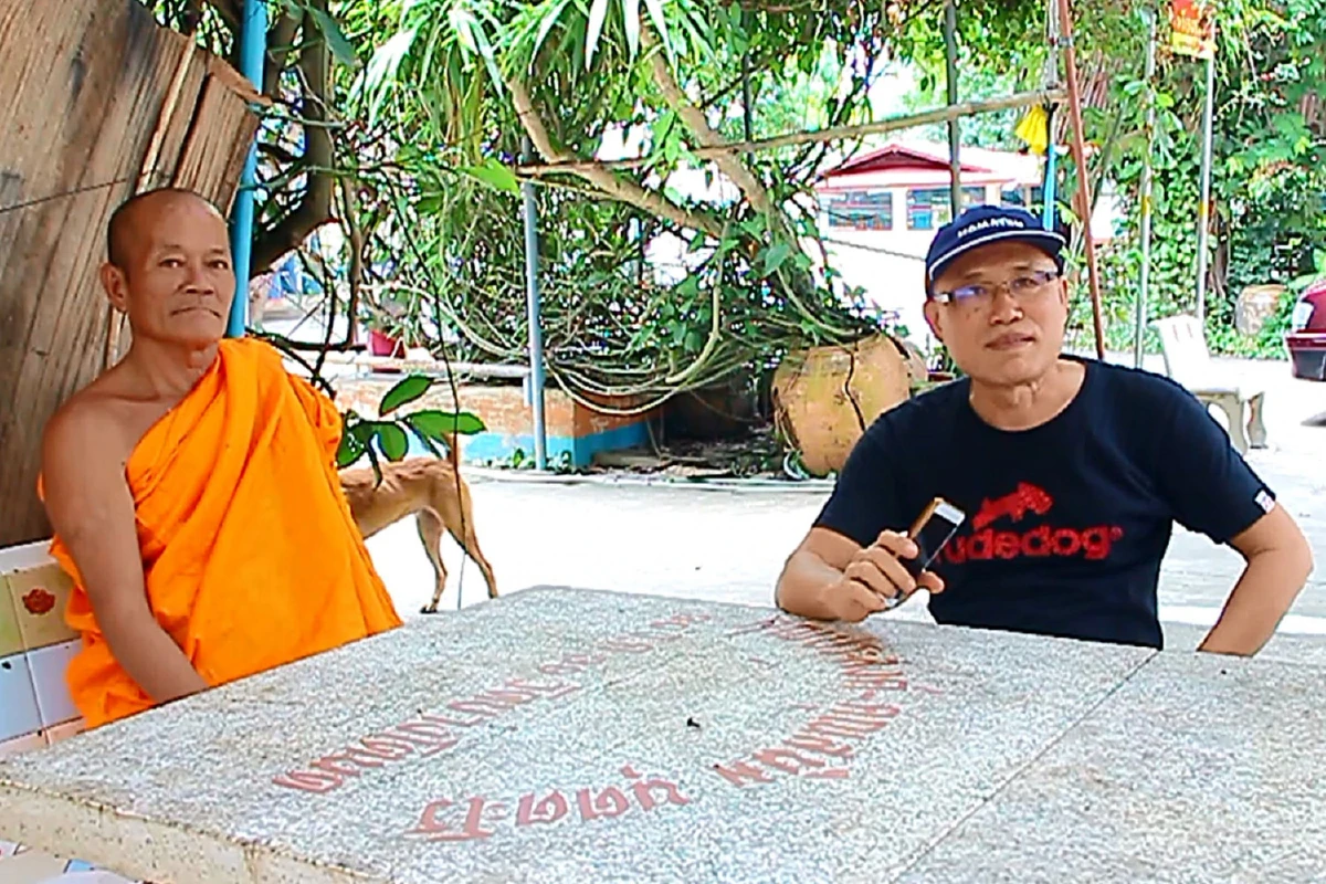 ฝูงลิงกว่า700ตัวบุกป่วนวัดแย่งอาหารของชาวบ้าน