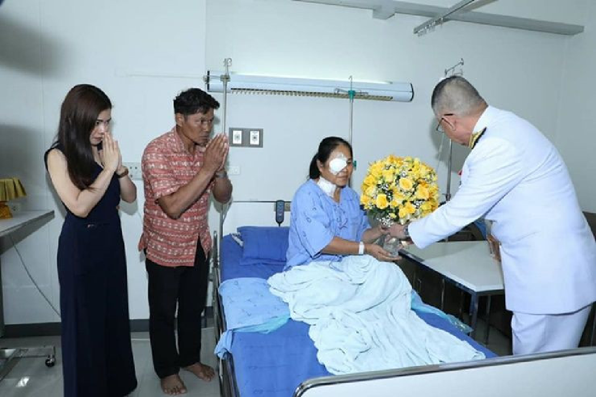 ในหลวง-ราชินี พระราชทานดอกไม้เยี่ยมผู้บาดเจ็บจากเหตุระเบิดกทม. ในหลวง-ราชินี พระราชทานดอกไม้เยี่ยมผู้บาดเจ็บจากเหตุระเบิดกทม.