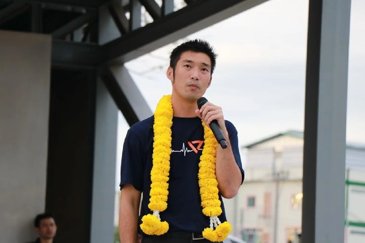 "ผู้กองปูเค็มป่วน"ธนาธร" ชูป้าย“ชักศึกเข้าบ้าน”