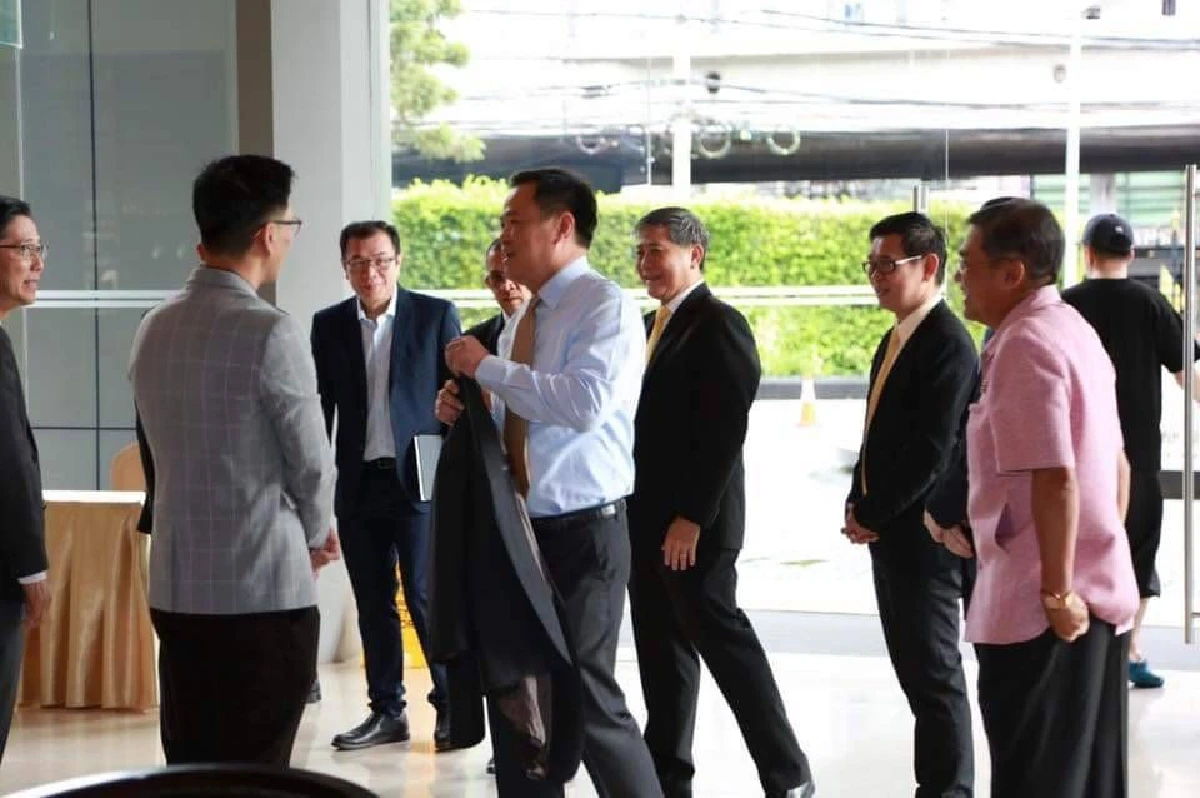 อนุทินเดินเท้าสวมสูทฝ่ารถติดกรุงถกทิศทางกัญชาทางการแพทย์