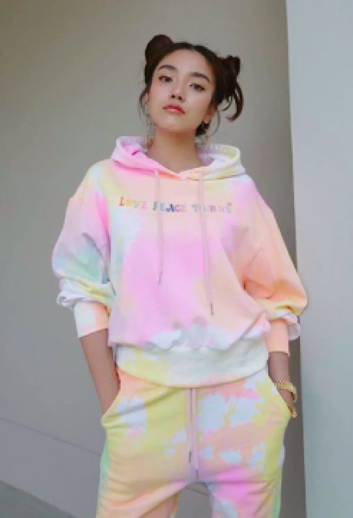 น่ารักปนเซ็กซี่..ส่องภาพซุปตาร์สาวสวมชุดรัดรูปสีสันสดใสในแบบเดียวกัน