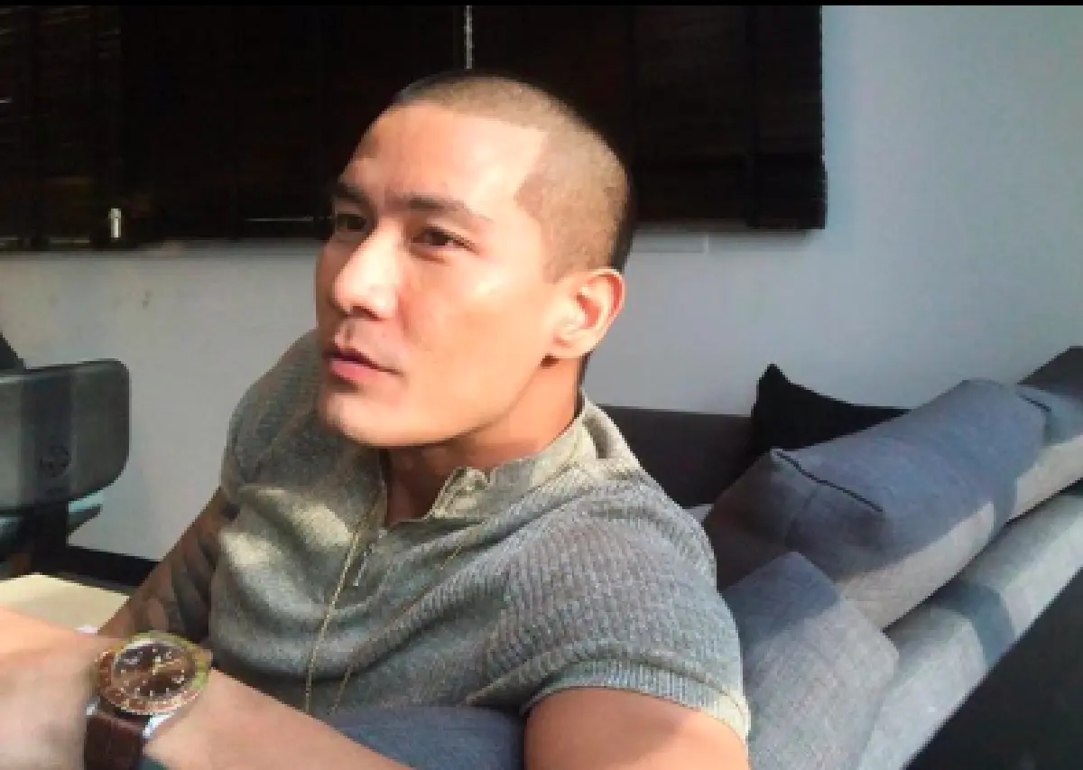 “แบงค์ แคลช” ให้กำลังใจแฟนคลับด้วยการกอดปลอบใจ  หลังเห็นยืนร้องไห้อยู่หน้าเวที