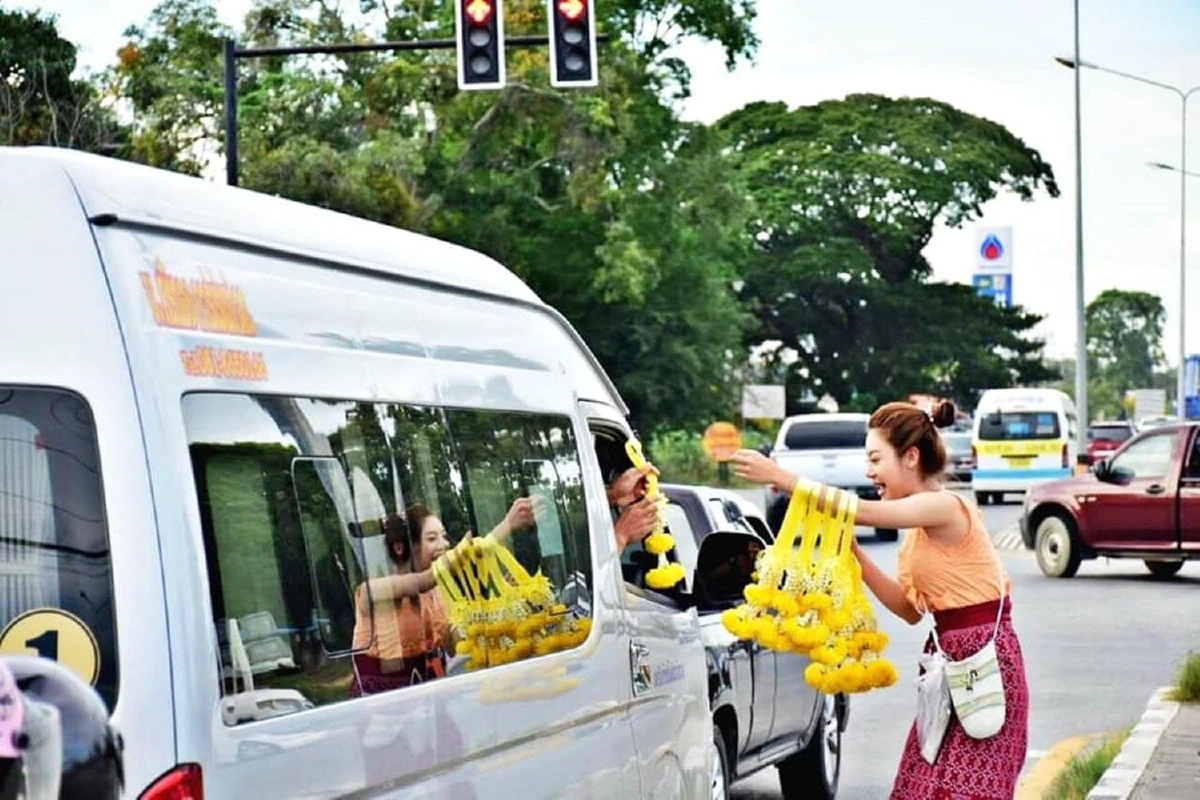 ตะลึง! สาวสวยหน้าตาดีแต่งชุดไทยขายพวงมาลัยกลางสี่แยกไฟแดง