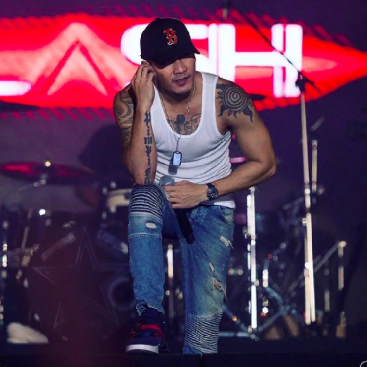 “แบงค์ แคลช” ให้กำลังใจแฟนคลับด้วยการกอดปลอบใจ  หลังเห็นยืนร้องไห้อยู่หน้าเวที