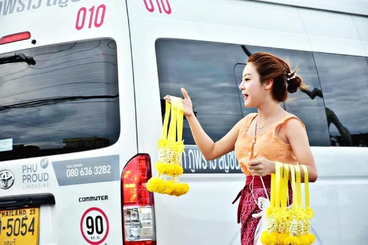 ตะลึง! สาวสวยหน้าตาดีแต่งชุดไทยขายพวงมาลัยกลางสี่แยกไฟแดง