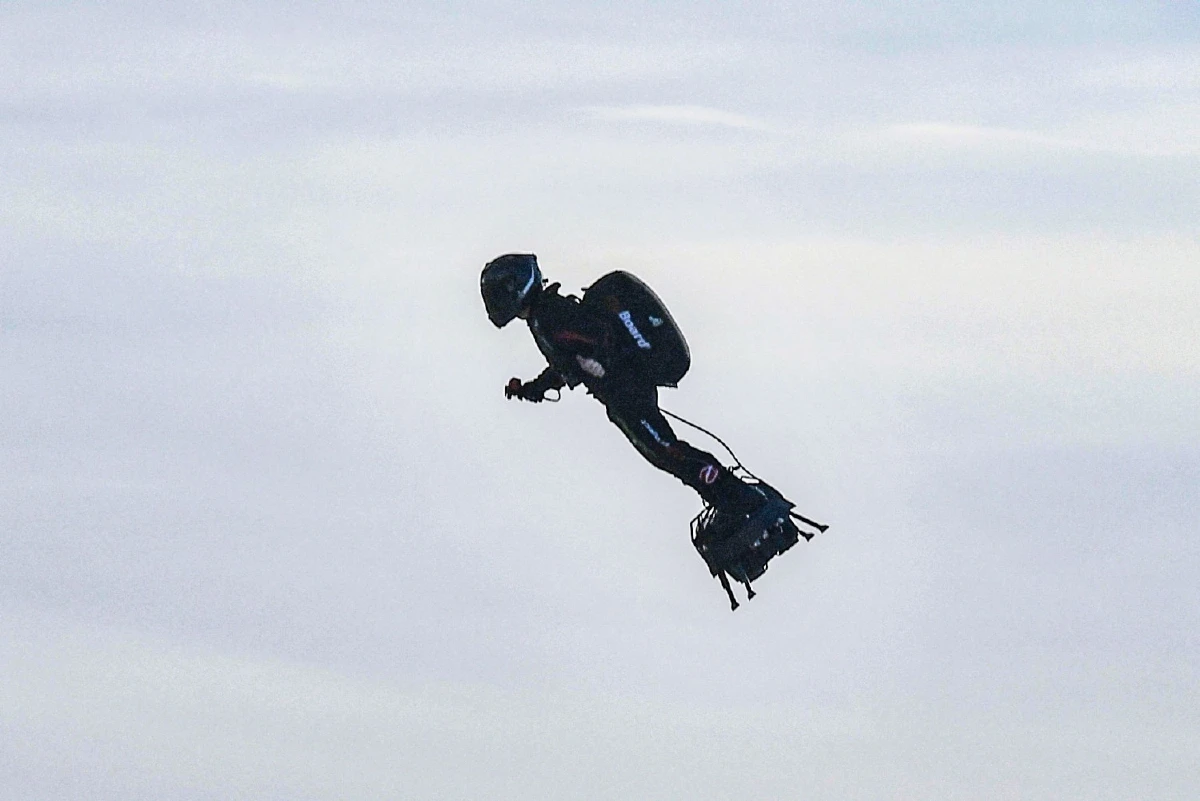 เขาทำได้! เหาะฟลายบอร์ดข้ามช่องแคบอังกฤษ (ภาพชุด)