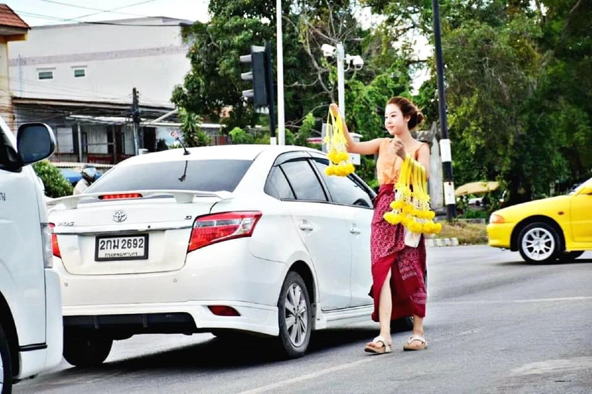 ตะลึง! สาวสวยหน้าตาดีแต่งชุดไทยขายพวงมาลัยกลางสี่แยกไฟแดง